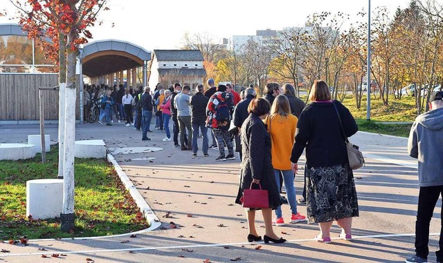 Beim offenen Impfangebot im Lahrer Br...reitag bildeten sich lange Schlangen.   | Foto: Wolfgang Knstle