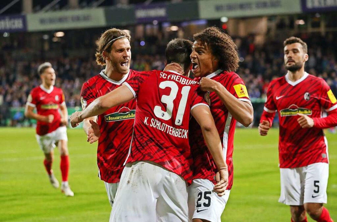 Erfolgserlebnis im Pokal (von links: N...el gegen Fürth am Samstag mitzunehmen.  | Foto: Friso Gentsch (dpa)