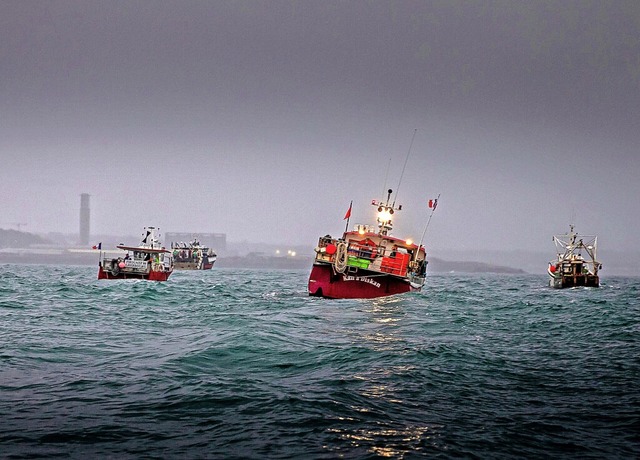 Protest vor der Kanalinsel Jersey: fra...n Booten vor dem Hafen von  St. Helier  | Foto: Gary Grimshaw, Bailiwick Express (dpa)