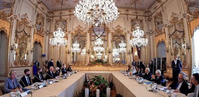 Ein Blick in den Prsidentenpalast in ...handlungstisch bereits Platz genommen.  | Foto: HANDOUT (AFP)