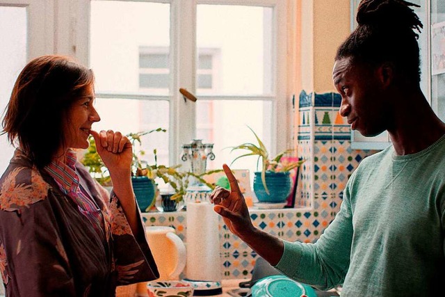 Junge Liebe: Eugene Boateng (rechts) als Kojo, Christiane Paul als Lina  | Foto: Tobias von dem Borne /  Chromosom Film GmbH / 24 Bilder