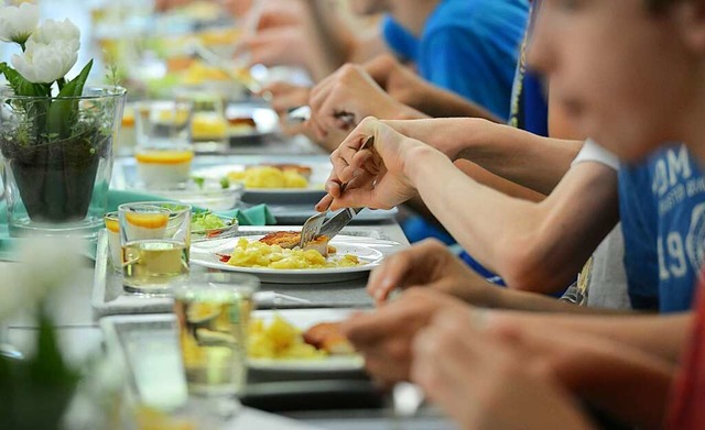 Lrracher Schler bekommen nach den He...der eine warme Mahlzeit in den Mensen.  | Foto: Franziska Kraufmann