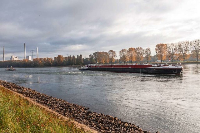 Zwei Schiffe hatten sich im Rhein festgefahren.  | Foto: Aaron Klewer (dpa)