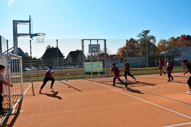 Auf dem neuen Kleinspielfeld auf dem C... es zur Einweihung ein Fuballturnier.  | Foto: Heinz und Monika Vollmar