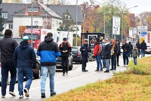 Freiburg lsst reihenweise Autos von Fuballfans abschleppen