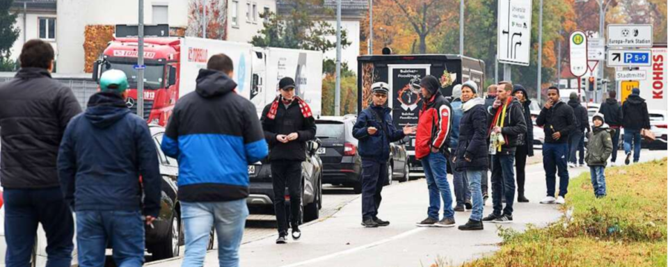 Freiburg l�sst reihenweise Autos von Fu�ballfans abschleppen