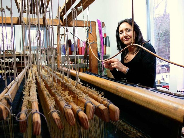 Die neue Ausstellung im Museum Weiler ...das Bild zeigt sie in ihrer Werkstatt.  | Foto: zVg Karola Kauffmann