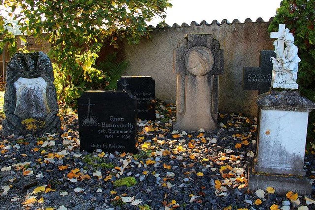 Eine Sammlung historischer Grabsteine ...die Friedhofskultur von 1850 bis 1964.  | Foto: Sophia Kaiser