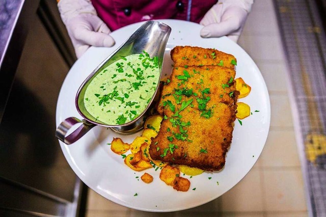 Veganes &#8222;Frankfurter Schnitzel&#... mit veganer &#8222;Grner Soe&#8220;  | Foto: Andreas Arnold (dpa)