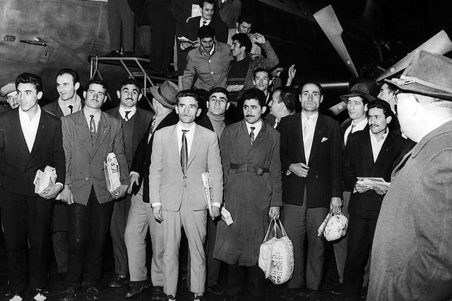Trkische Gastarbeiter kommen 1961 auf...1961 auf dem Flughafen  Dsseldorf an.  | Foto: Wolfgang Hub