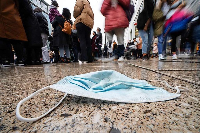 Wie geht es mit der Maskenpflicht weiter?  | Foto: Frank Rumpenhorst (dpa)