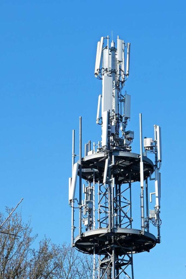 Ein Funkmast (Symbolbild) soll in Hugsweier gebaut werden.  | Foto: Bernd Weissbrod (dpa)