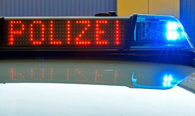 Die Freiburger Polizei bittet um Hinweise, wer die Fahrzeuge besprht hat.  | Foto: Michael Bamberger