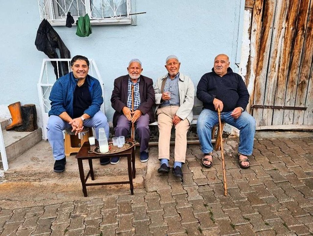 Aydin (links) und Hseyin zgenc (rechts) mit Freunden beim Heimatbesuch  | Foto: privat