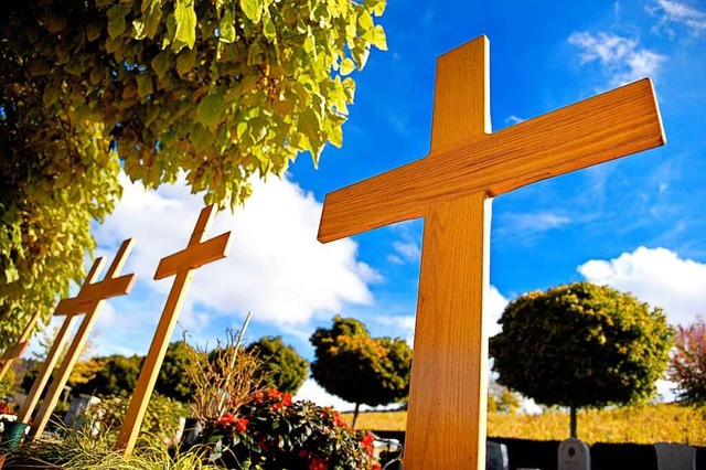 Symbole der Vergnglichkeit und des Ge...rabkreuze auf dem Friedhof in Ebringen  | Foto: Siegfried Gollrad