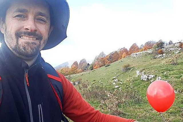 Andrea Toffaletti mit dem weitgereisten Ballon.   | Foto: privat