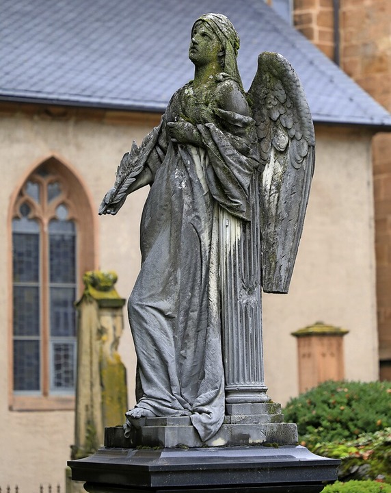 Ein Trauerengel auf dem alten Friedhof...der evangelischen Stiftskirche in Lahr  | Foto: Christoph Breithaupt