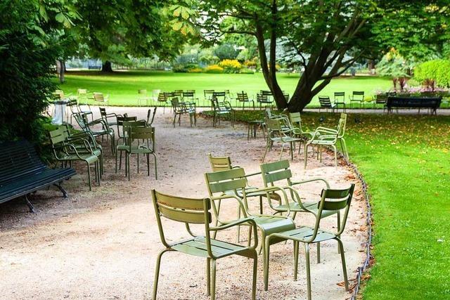 Vier Freiburger Plätze erhalten Stühle mit Pariser Schick
