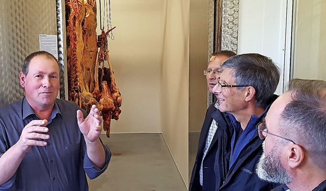 Ewald Rehm (links) erklrt bei der Ein...en Rume die Ablufe im Schlachthaus.   | Foto: Beate Zehnle-Lehmann