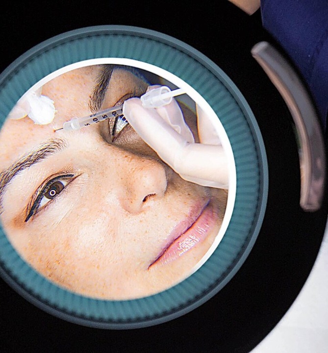 Einer Frau wird  Botox injiziert.  | Foto: David Parry (dpa)