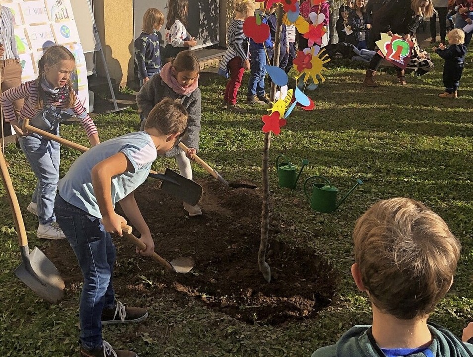 Der Baum wurde im Rahmen einer kleinen Feierstunde gepflanzt.  | Foto: Grundschule am Kohlenbach