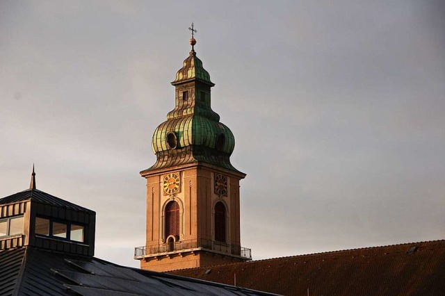Auf der Balustrade des Kirchturms St. ...n in Gedenken an Verstorbene leuchten.  | Foto: Petra Wunderle
