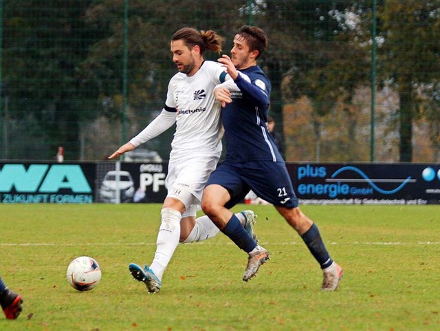 Dragan Ovuka (links) und seine Villing...ulm im zweiten Durchgang keine Chance.  | Foto: Dieter Reinhardt