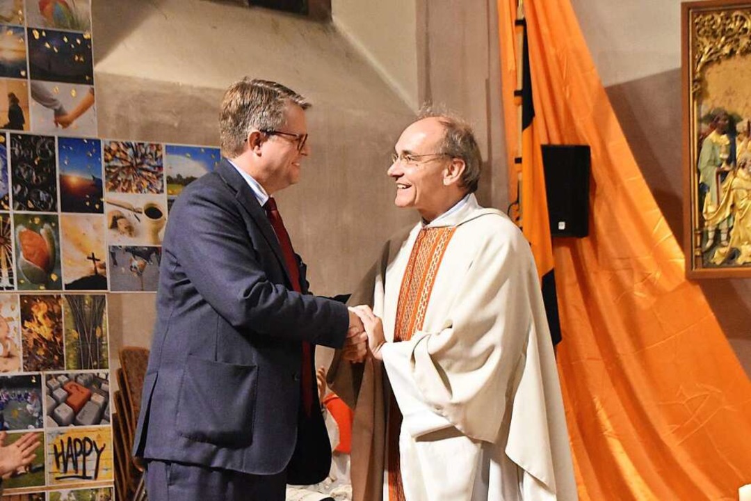 Bürgermeister Tobias Benz (links) und Pfarrer Uwe Schrempp  | Foto: Horatio Gollin