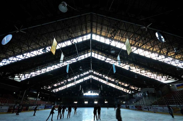 Die Eishalle im Freiburger Westen ist ...genehmigung luft im Sommer 2014 aus.   | Foto: Ingo Schneider