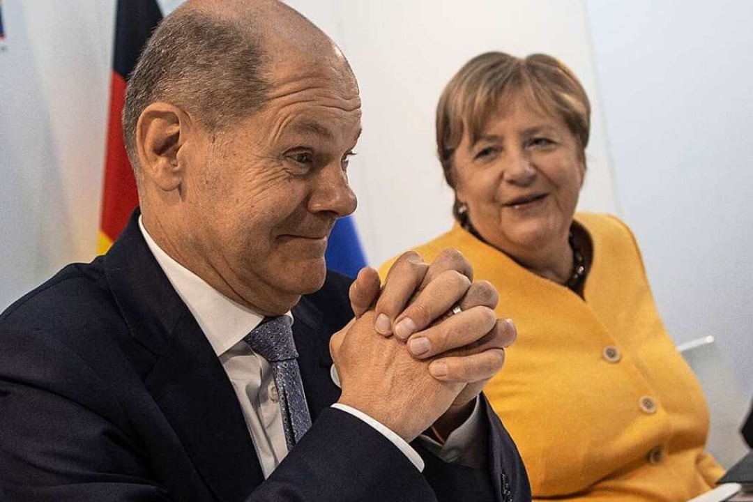 Scholz und Merkel während eines bilate...Gipfels im Konferenzzentrum La Nuvola.  | Foto: Oliver Weiken (dpa)