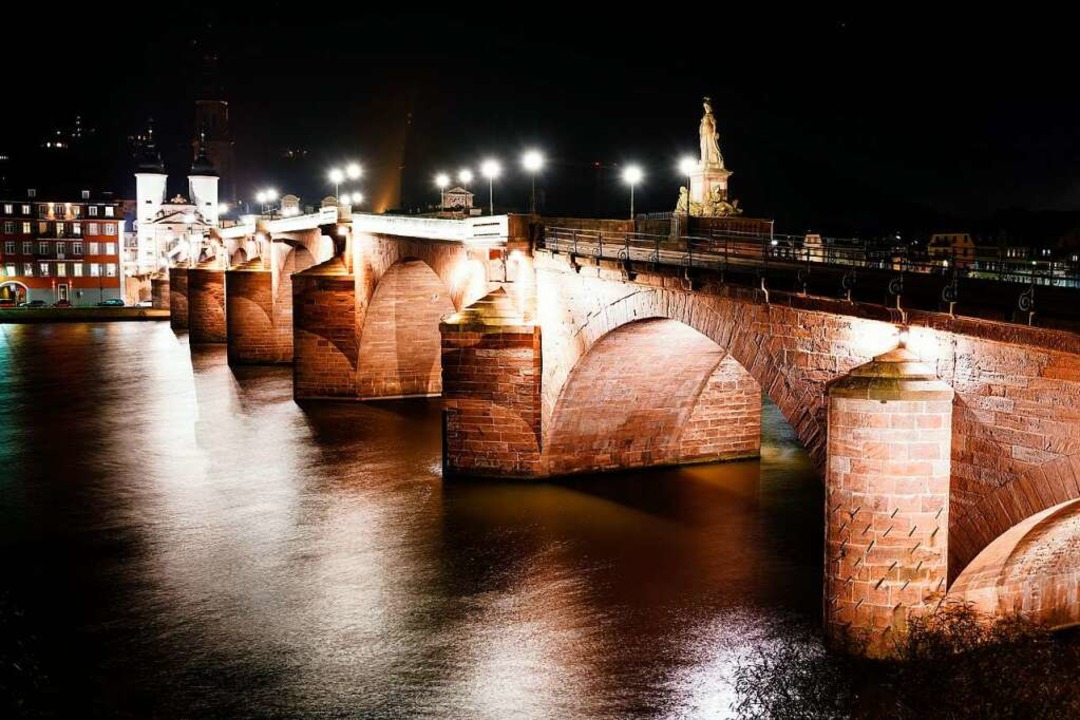 Beliebt bei Nachtschwärmern: die Alte Brücke in Heidelberg  | Foto: Uwe Anspach (dpa)