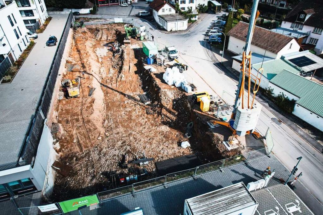 Ein groes Loch klafft bereits auf dem...al zwischen Bahnhof- und Wiesenstrae.  | Foto: Hans-Jrgen Hege