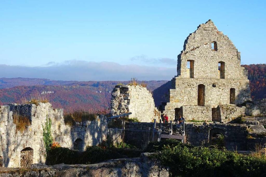An der Burg Hohenurach wird seit 2014 ...eiten dauern vermutlich noch Jahre an.  | Foto: Rolf Müller