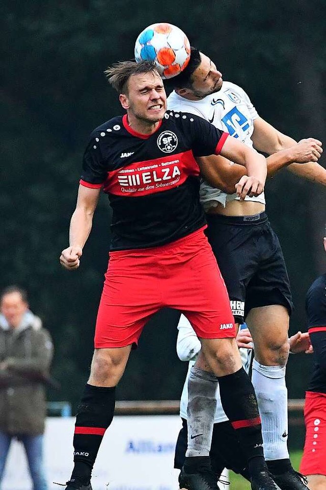 Laurentius Becherer im Kopfballduell mit einem Spieler des SC Lahr  | Foto: Wolfgang Kuenstle