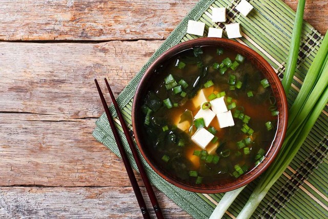 Aus der japanischen Kche nicht wegzudenken: die Miso-Suppe.  | Foto: FomaA