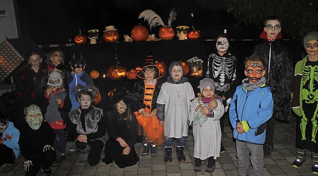 In lauter schaurige Halloween-Gestalte...terwerke sind im Hintergrund zu sehen.  | Foto: Michelle Gntert