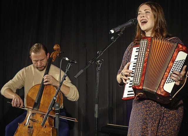 Mit geheimnisvollen Chansons und ausdr...dis Cinzek, im Laufenburger Schlssle.  | Foto: Roswitha Frey