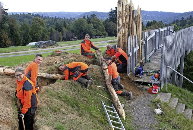 Azubis von Forst BW haben den Palisadenzaun an der Barockschanze erneuert.   | Foto: Gerd Sutter