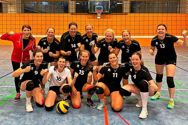 Gute Leistung, gute Laune: die Volleyb...kingen nach ihrem doppelten Heimerfolg  | Foto: Privat