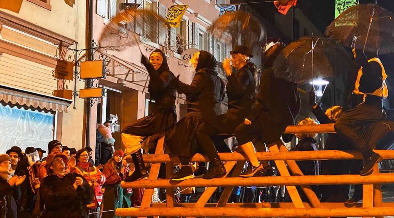 Ein Rckblick auf das Altwiiberrennen bei der Zeller Fasnacht  | Foto: Hans-Jrgen Hege