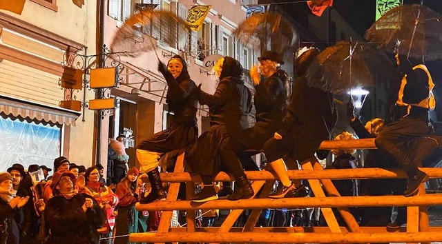 Ein Rckblick auf das Altwiiberrennen bei der Zeller Fasnacht  | Foto: Hans-Jrgen Hege