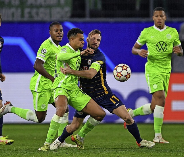 Aster Vranckx vom VfL Wolfsburg (3.v.l...tn Andreas Ulmer kmpfen um den Ball.  | Foto: Swen Pfrtner (dpa)