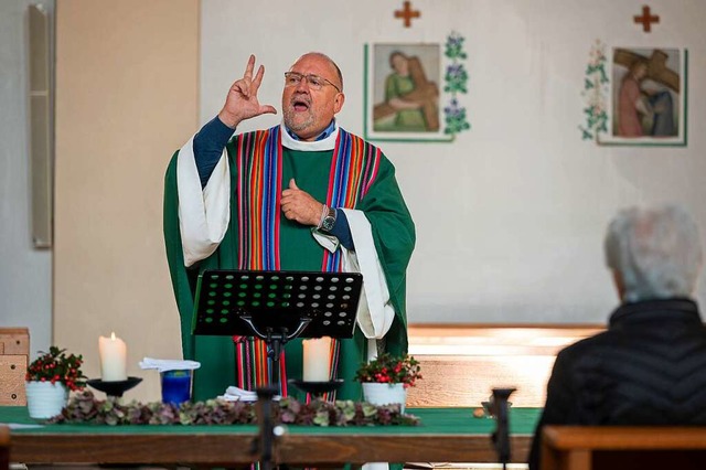 Ralf Schmitz predigt das Halleluja in Gebrdensprache.  | Foto: Harald Tittel (dpa)