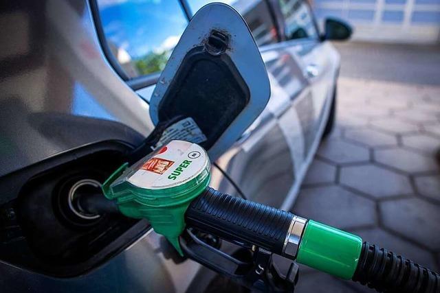 Bis zu 29 Cent günstiger ist der Liter Benzin an der Schweizer Tankstelle
