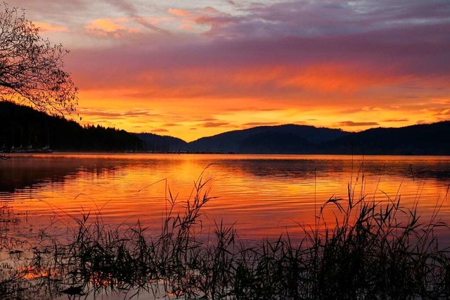 Sonnenaufgang am Schluchsee am Sonntag mit Blick Richtung Segelschule in Aha.  | Foto: Yvonne Kryzikowsky