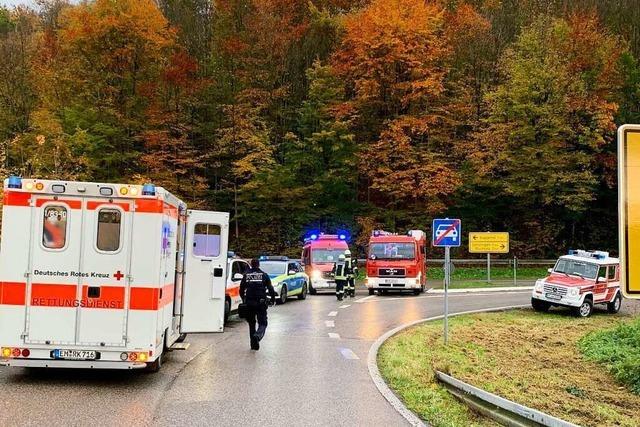 Motorradfahrer strzt auf der Strae zwischen Suggental und Denzlingen