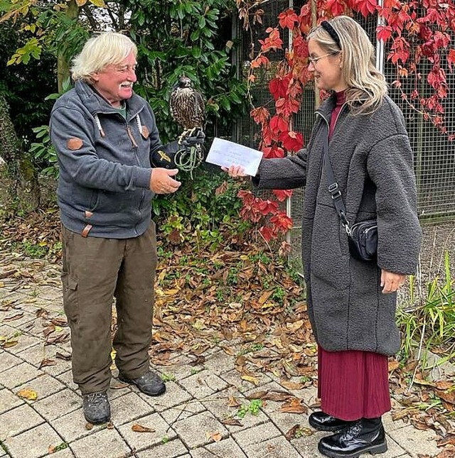 Sann Liedtke bergibt die Spende an Heinz Werner Scheuch.  | Foto: Pfarrgemeinde