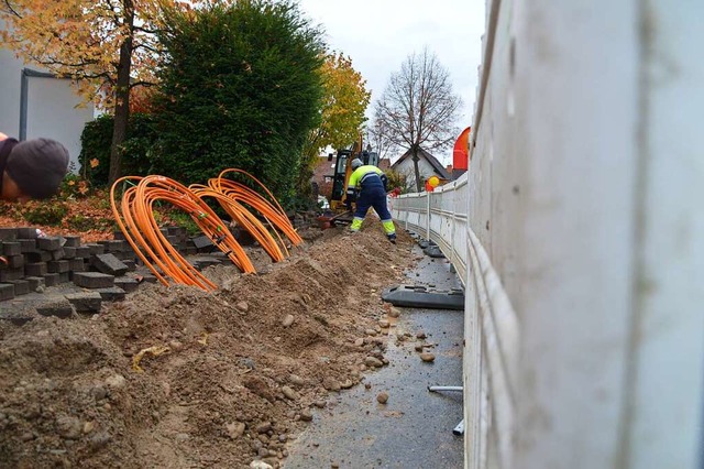 Die Arbeiten um das Verlegen des Glasf...Vrstetten haben am Mittwoch begonnen.  | Foto: Sebastian Heilemann