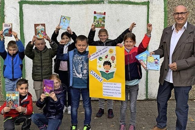 Neue Bücher für die Grundschule in Kuhbach
