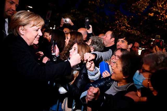 Angela Merkel wird im franzsischen Beaune von Brgern begrt.  | Foto: PHILIPPE DESMAZES (AFP)